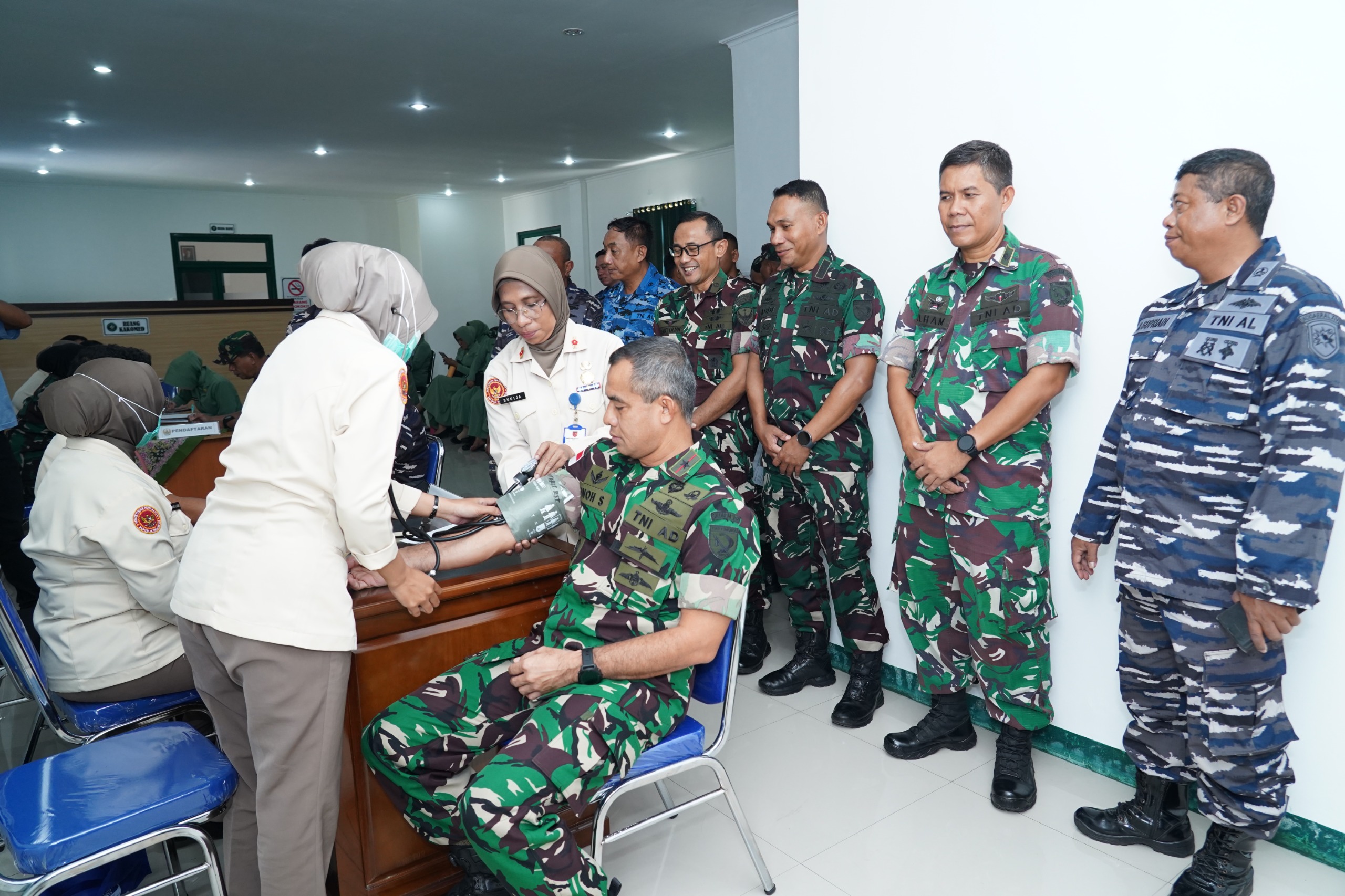 Korem 152/Baabullah Gelar Bakti Kesehatan Donor Darah dan Bakti Sosial Sambut HUT ke-80 TNI