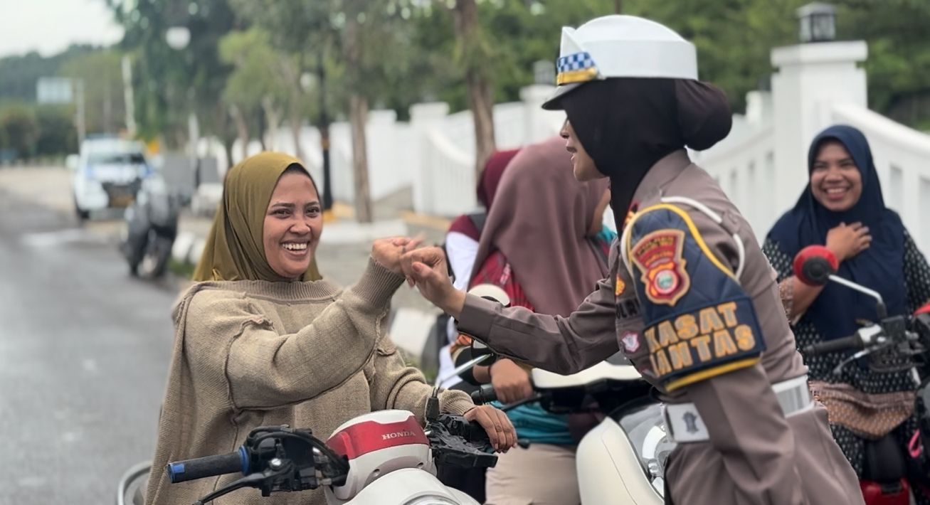 Humanis dan Edukatif, Polres Halteng Sosialisasikan Pentingnya Helm kepada Pengendara