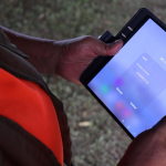 Petugas Diskominfo Memeriksa Jaringan Satelit di Posko Tanggap Darurat