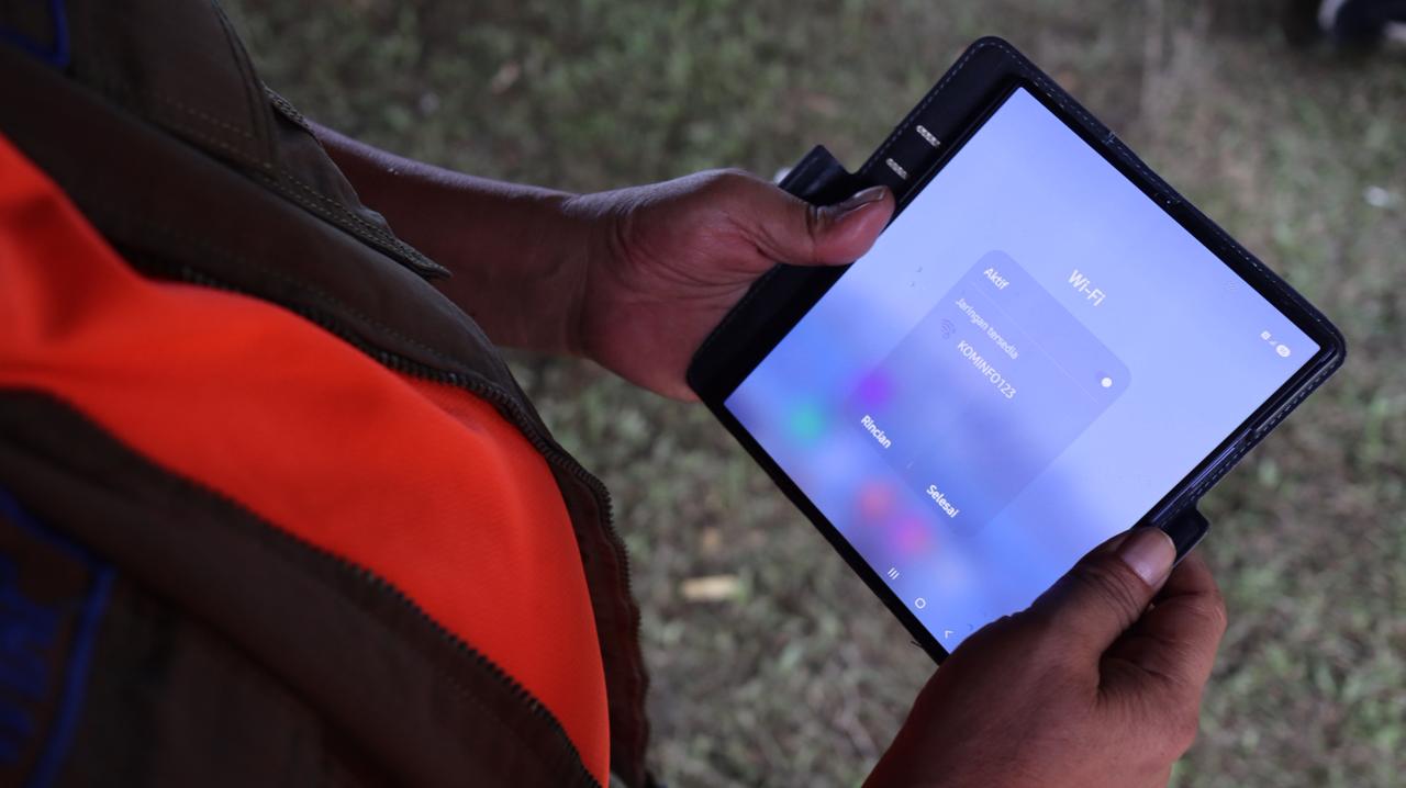 Petugas Diskominfo Memeriksa Jaringan Satelit di Posko Tanggap Darurat