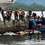 Brimob Gelar Bakti Sosial Dalam Rangka HUT ke-80 DI Pasar, Pelabuhan, dan Pantai Bastiong