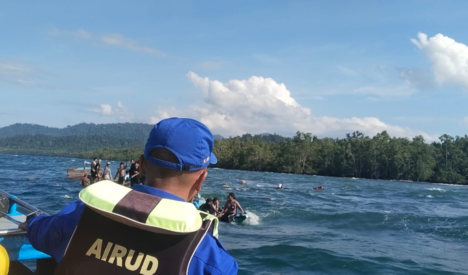 Polairud Marnit Bacan Bersama Tim SAR Gabungan Evakuasi Korban Laka Laut di Perairan Desa Bibinoi
