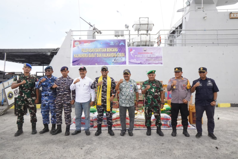 Pemda Halut Terima Bantuan Bencana dari Kodaeral XIV Sorong dan Koarmada III TNI Angkatan Laut Melalui KRI Tatihu.