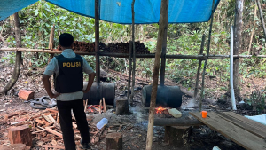 Polres Halteng Musnahkan Tempat Penyulingan Miras Oplosan di Desa Sawai Itepo