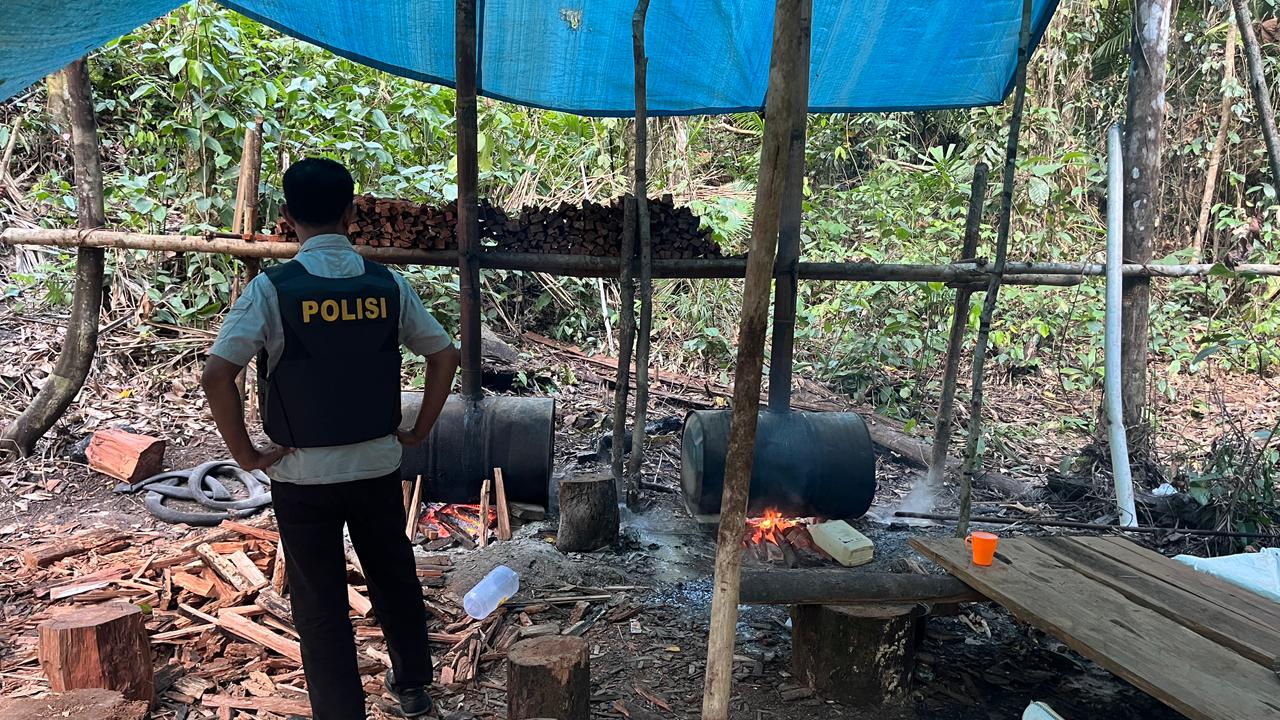 Polres Halteng Musnahkan Tempat Penyulingan Miras Oplosan di Desa Sawai Itepo